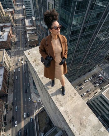 云端摩天楼边缘的极致摩登大片