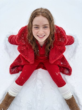雪地红衣少女灿烂笑容超写实微距摄影