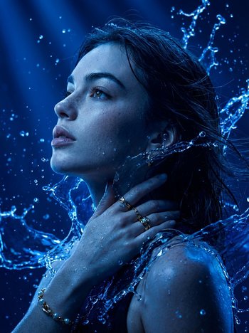 电光蓝液态能量环绕的超写实电影级侧颜